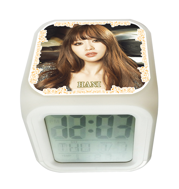 ファッション 日用品 文具 韓流グッズ 通販 お手頃価格 Hanakago ハナカゴ Exid イーエックスアイディー ハニ 写真いっぱい カラーチェンジ アラーム 光デジタル時計 01